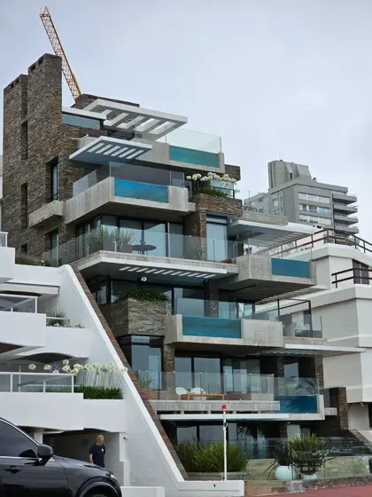 Volúmenes de vivienda y terrazas desplazadas en altura.