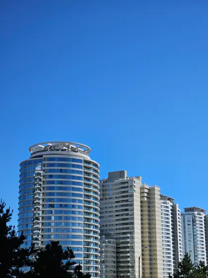 Torres de vivienda frente al cielo y el borde urbano.