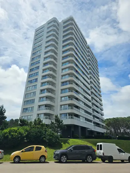 Torres y espacio público vistos desde la escala de la calle.