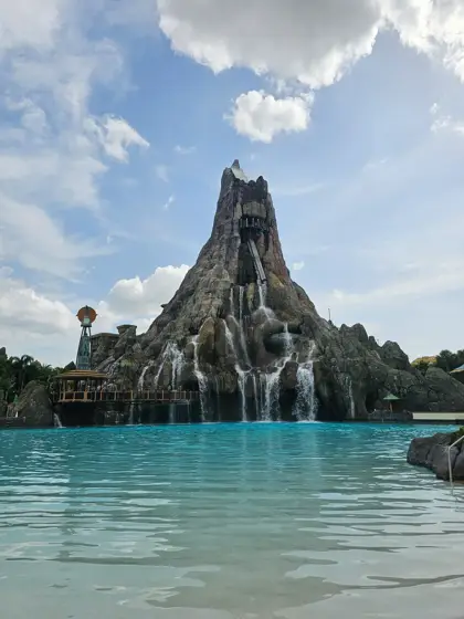 Un paisaje construido de roca, agua y arquitectura escenográfica.